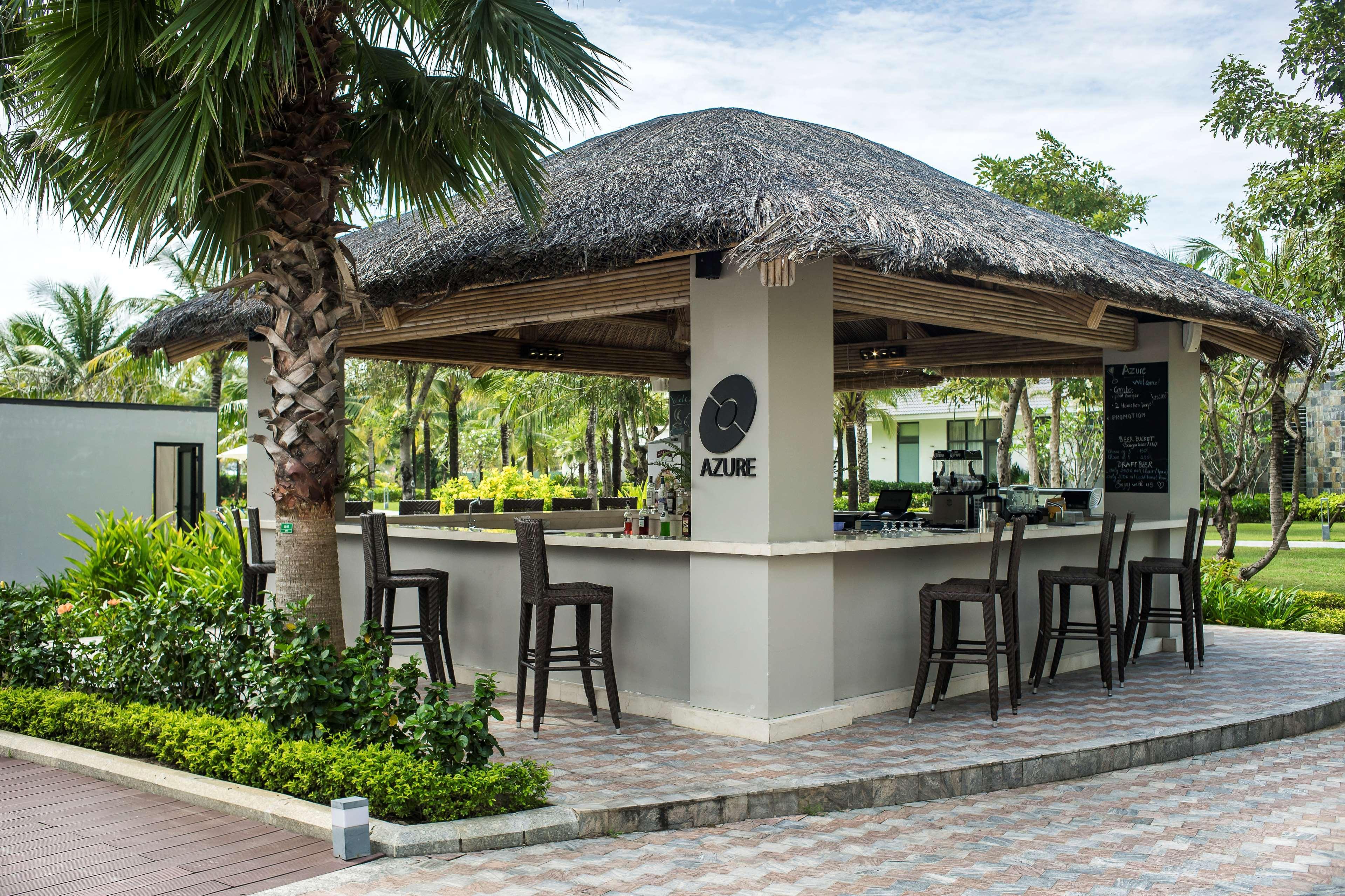 Radisson Blu Resort Phu Quoc Dış mekan fotoğraf A bar at a resort