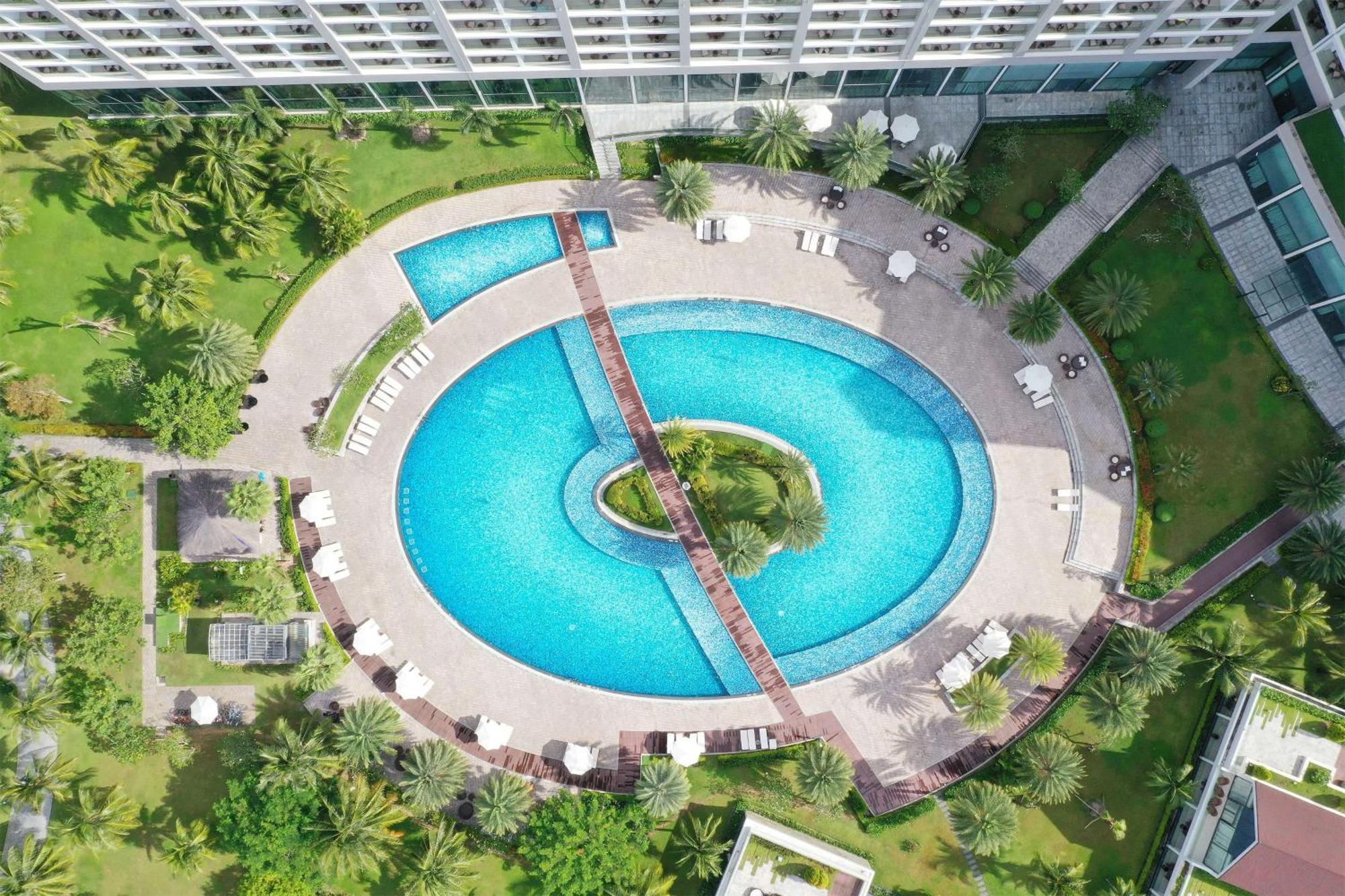 Radisson Blu Resort Phu Quoc Dış mekan fotoğraf The pool at the Royal Garden Villas