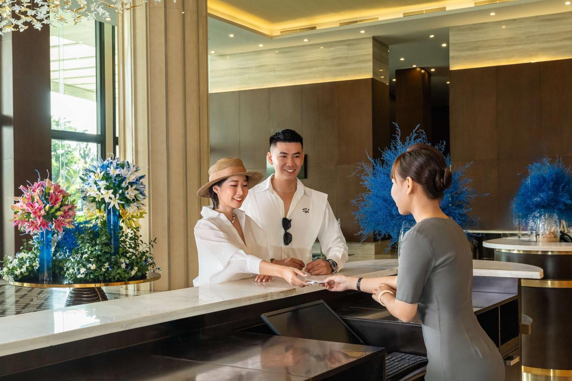 Radisson Blu Resort Phu Quoc Dış mekan fotoğraf A hotel receptionist